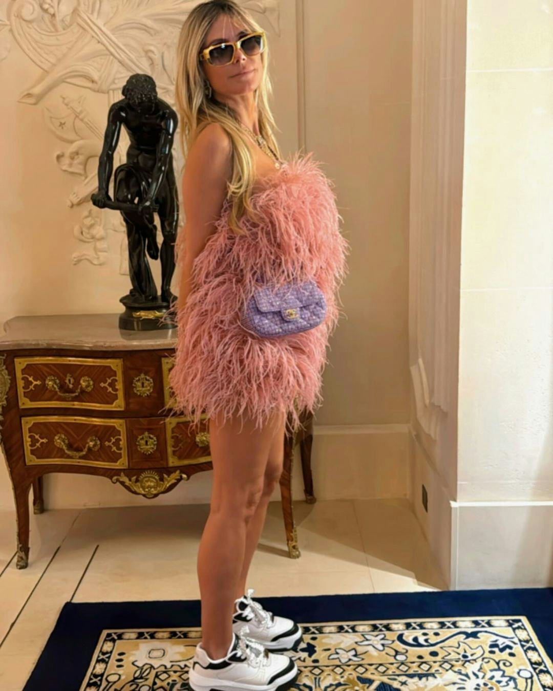 Heidi Klum&rsquo;s outfit to the Paris Pride Parade was feathery and fun.