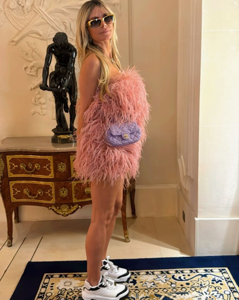 Heidi Klum’s outfit to the Paris Pride Parade was feathery and fun.