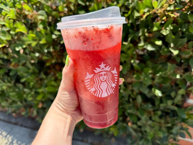 I tried Starbucks' new Frozen Tropical Citrus drink with strawberry puree. 