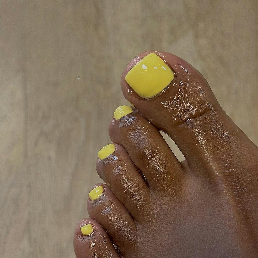 Sunny yellow pedicures are perfect for Leo season 2024.