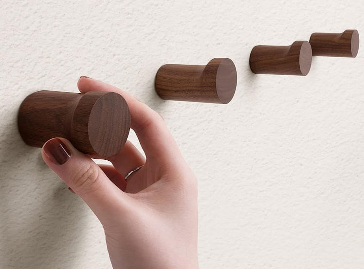 NAUMOO Wooden Wall Mounted Hooks (4-Pack)