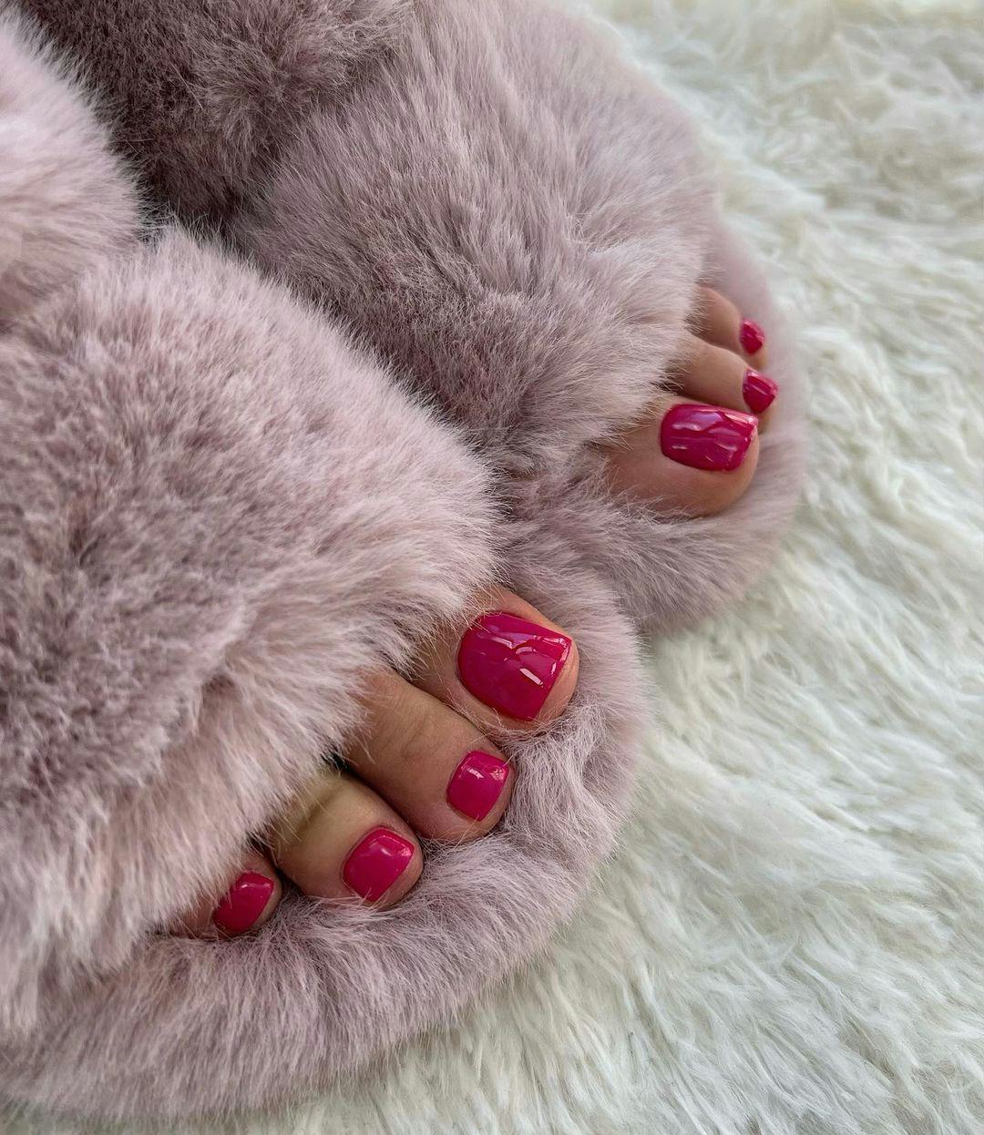 Hot pink pedicures are perfect for Leo season 2024.