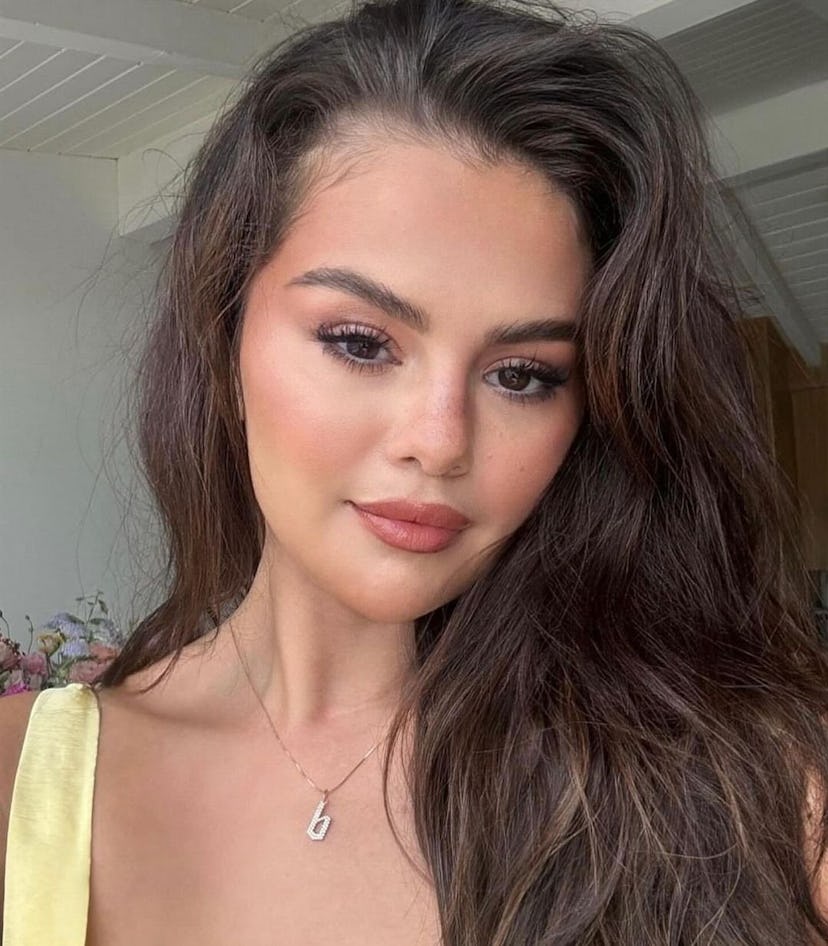 Selena Gomez wears a “B” necklace.