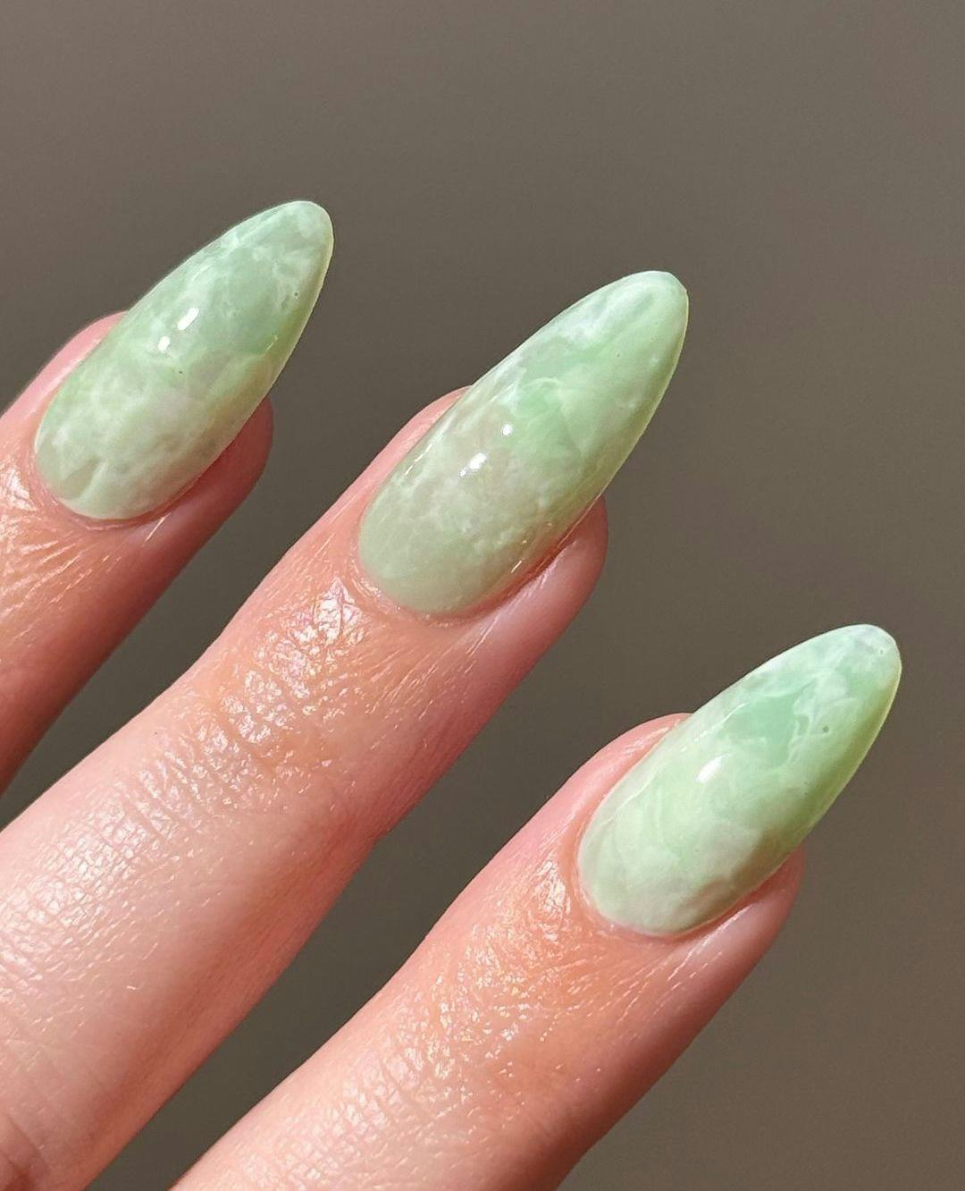 Green matcha latte swirl nail art gives &ldquo;brat summer&rdquo; vibes.
