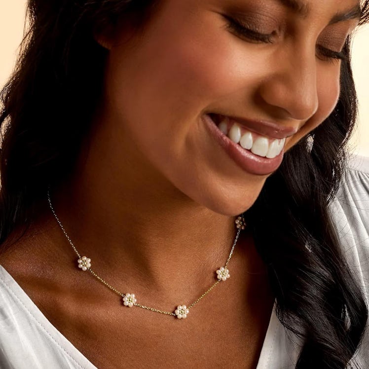 SmileBelle Daisy Pearl Necklace