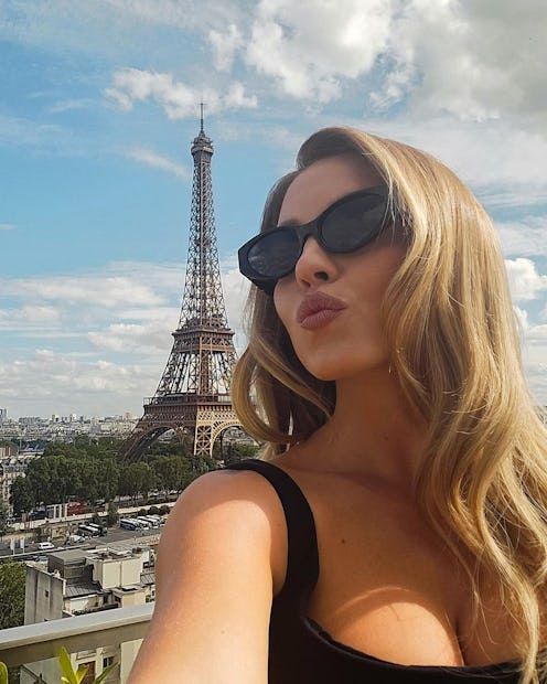 Sydney Sweeney posing outside the Eiffel Tower in Paris.