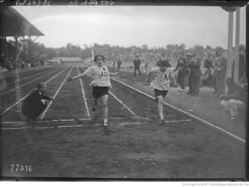 Runners at the finish line in 1922.