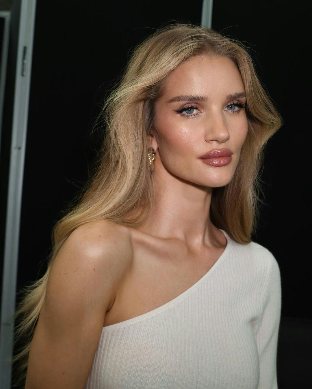 Honey blonde is on-trend for fall 2024.