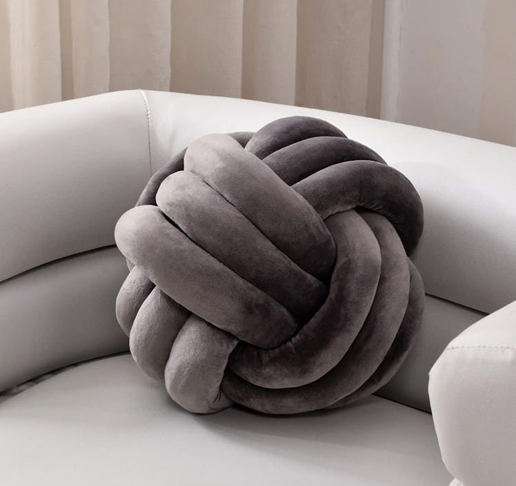 Zakun Knot Pillow Ball