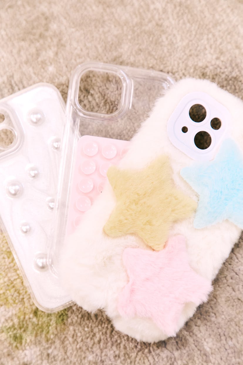 SHEIN X Jess Winter Star Decor Fluffy Phone Case