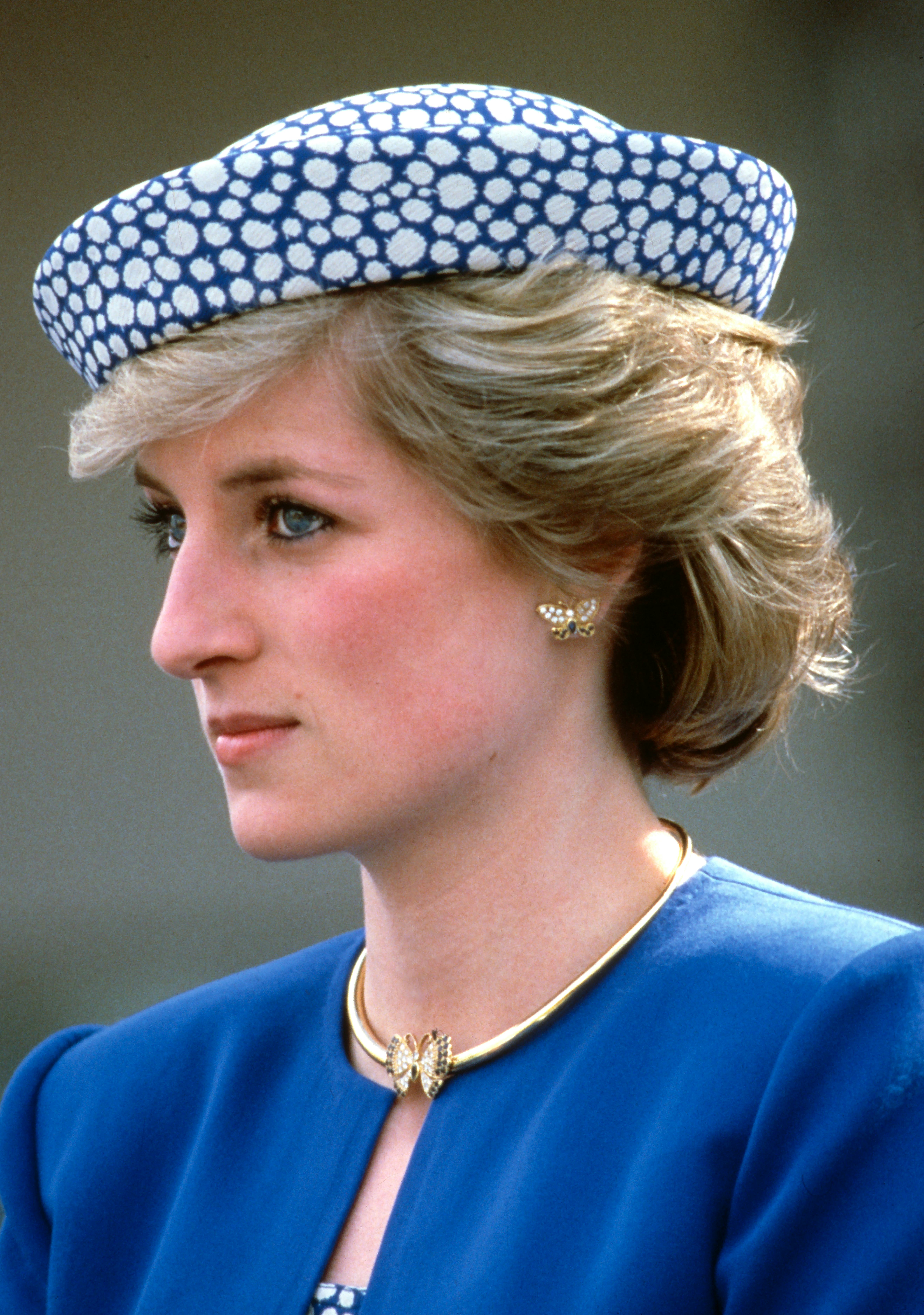 Princess Diana wearing her gold butterfly earrings in 1986.