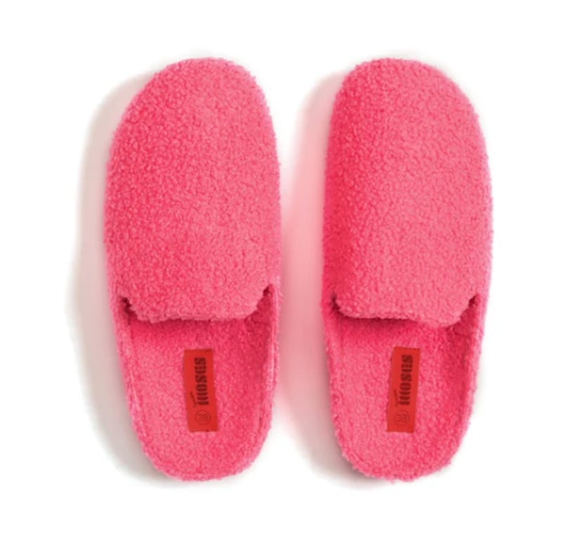 Kush Bonbon Slippers in a fuzzy hot pink material