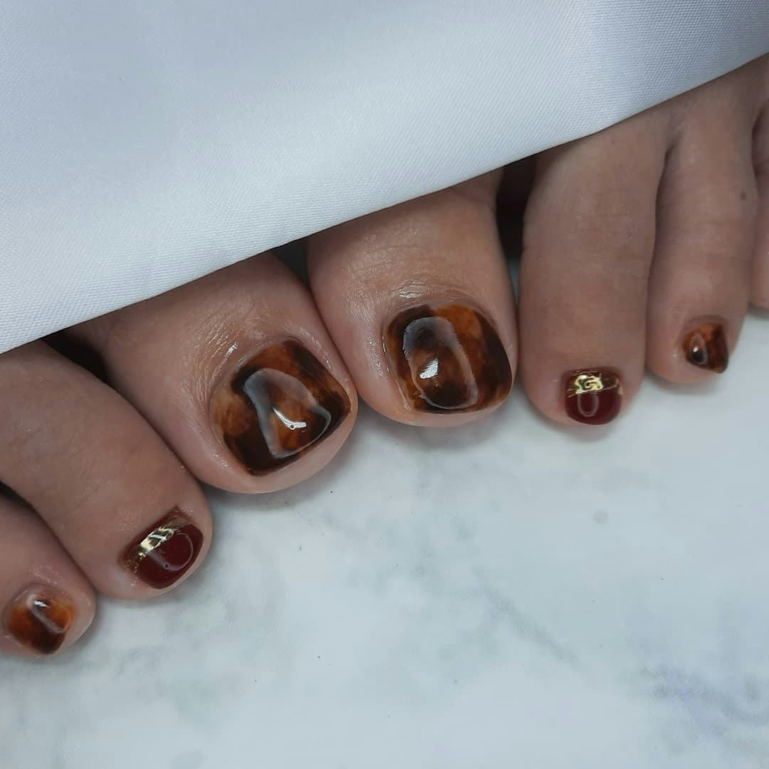 Tortoiseshell print pedicures are perfect for Virgo season 2024.