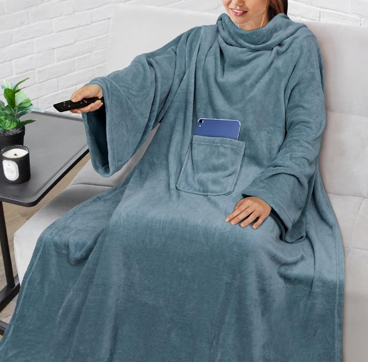 PAVILIA Wearable Blanket with Sleeves