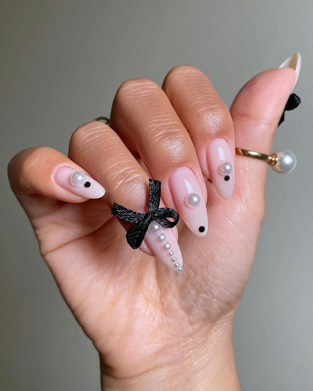 Blair Waldorf would love nails with pearls and black ribbons.
