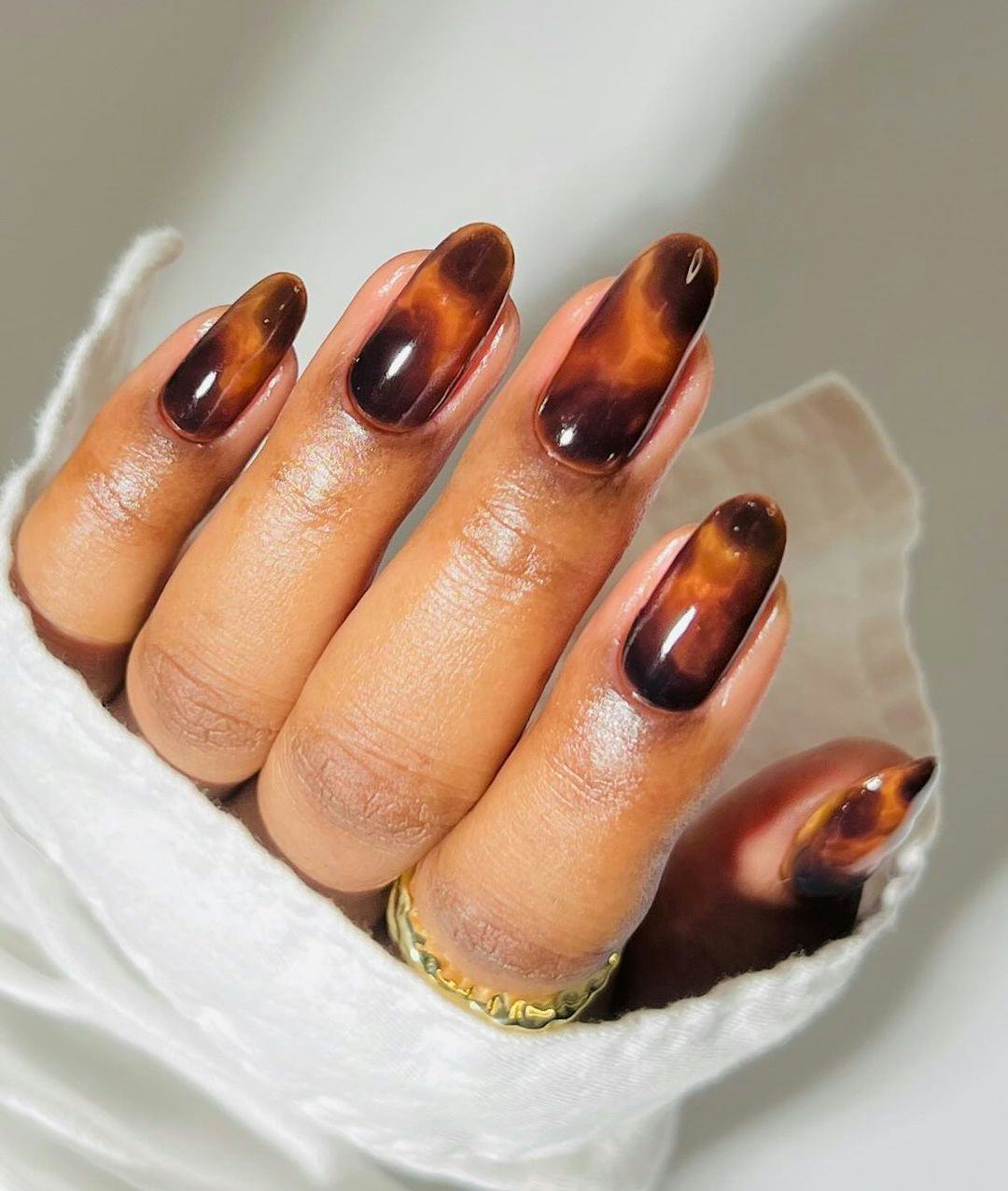 Blair Waldorf would love tortoiseshell nail art.