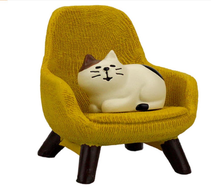 Refintural Miniature Cat Figurine with Small Sofa