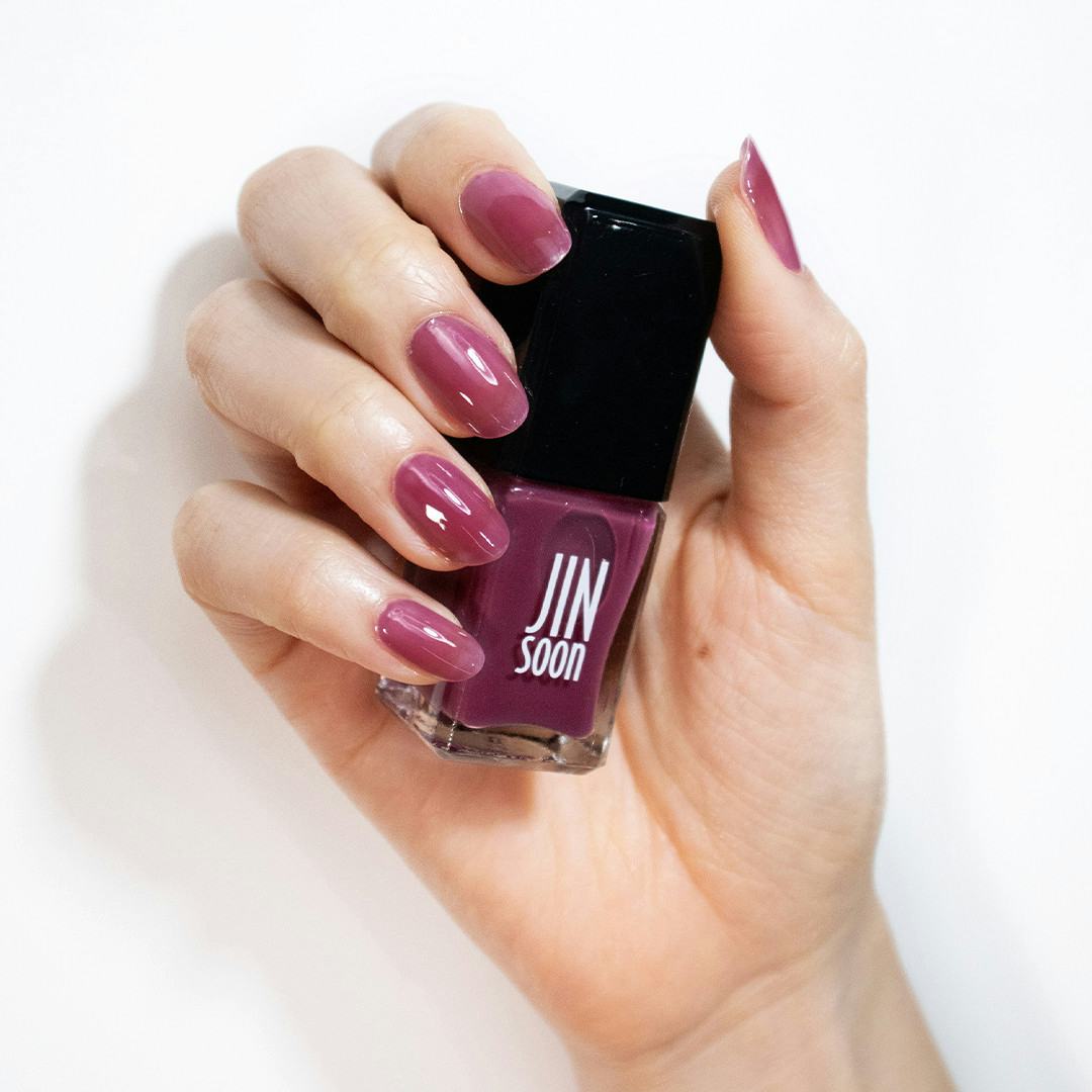 Vintage plum polish shades are on-trend for fall 2024.