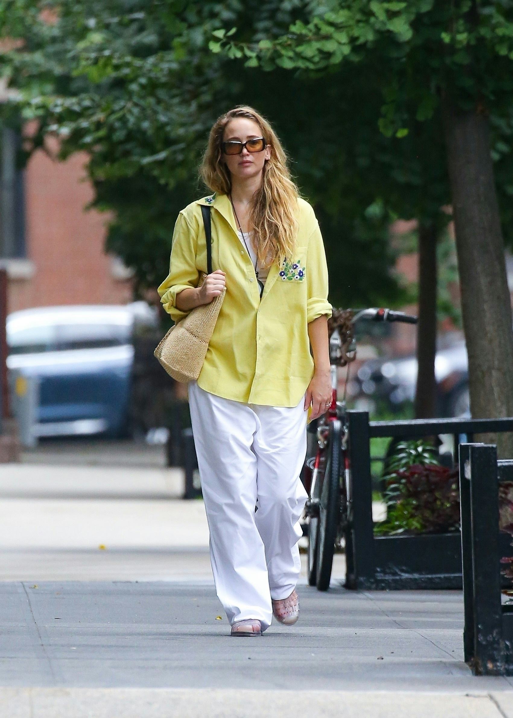 Jennifer Lawrence&rsquo;s Naked Shoes Brought Back A &rsquo;90s Trend