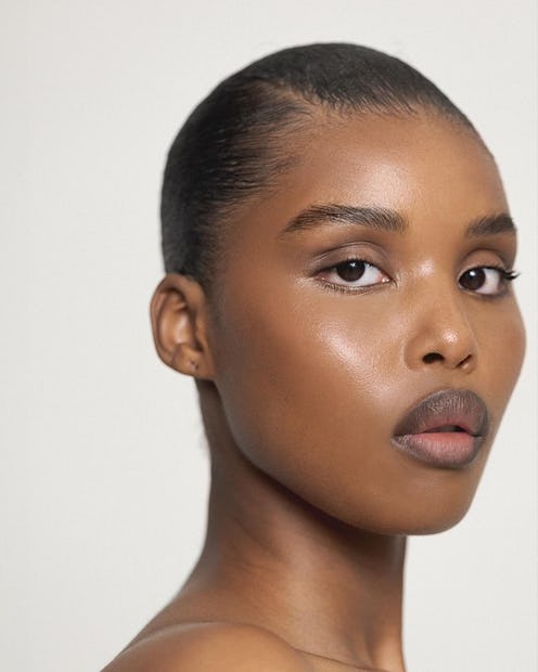 REFY lip liner model