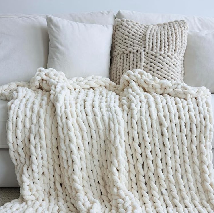 Maetoow Chenille Chunky Knit Blanket