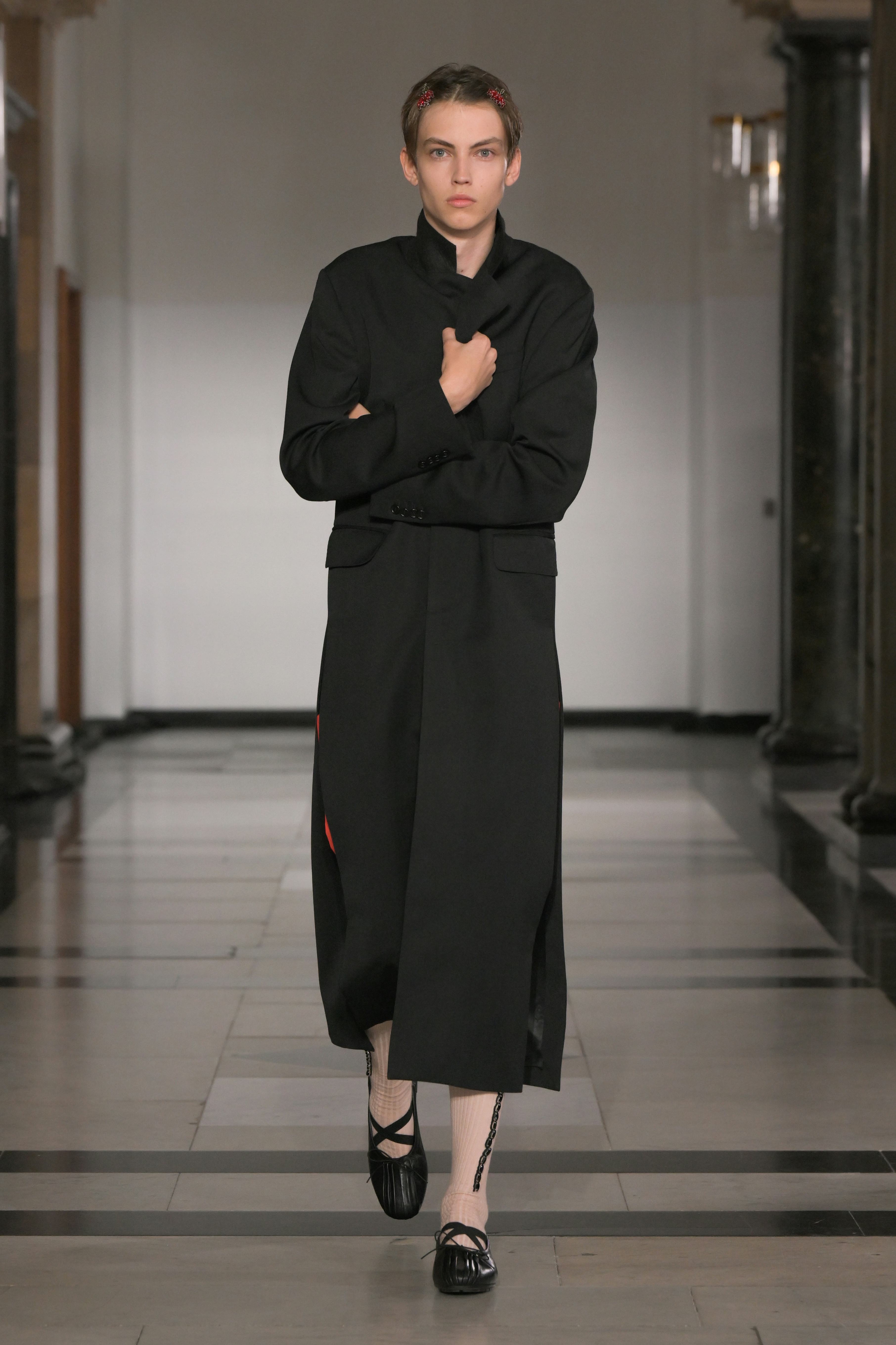 Модель идет по подиуму во время показа коллекции Simone Rocha RTW Весна 2025 в рамках показа London Ready to Wear, прошедшего в...