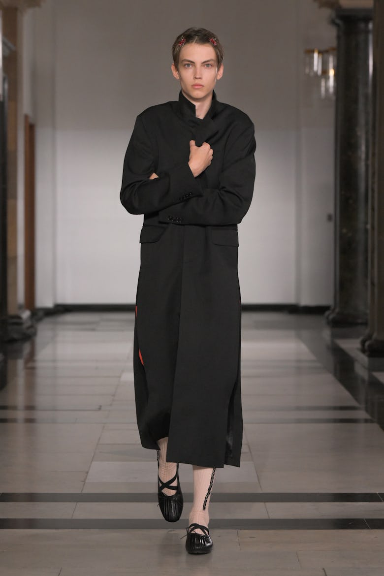 Модель идет по подиуму во время показа коллекции Simone Rocha RTW Весна 2025 в рамках показа London Ready to Wear, прошедшего в...