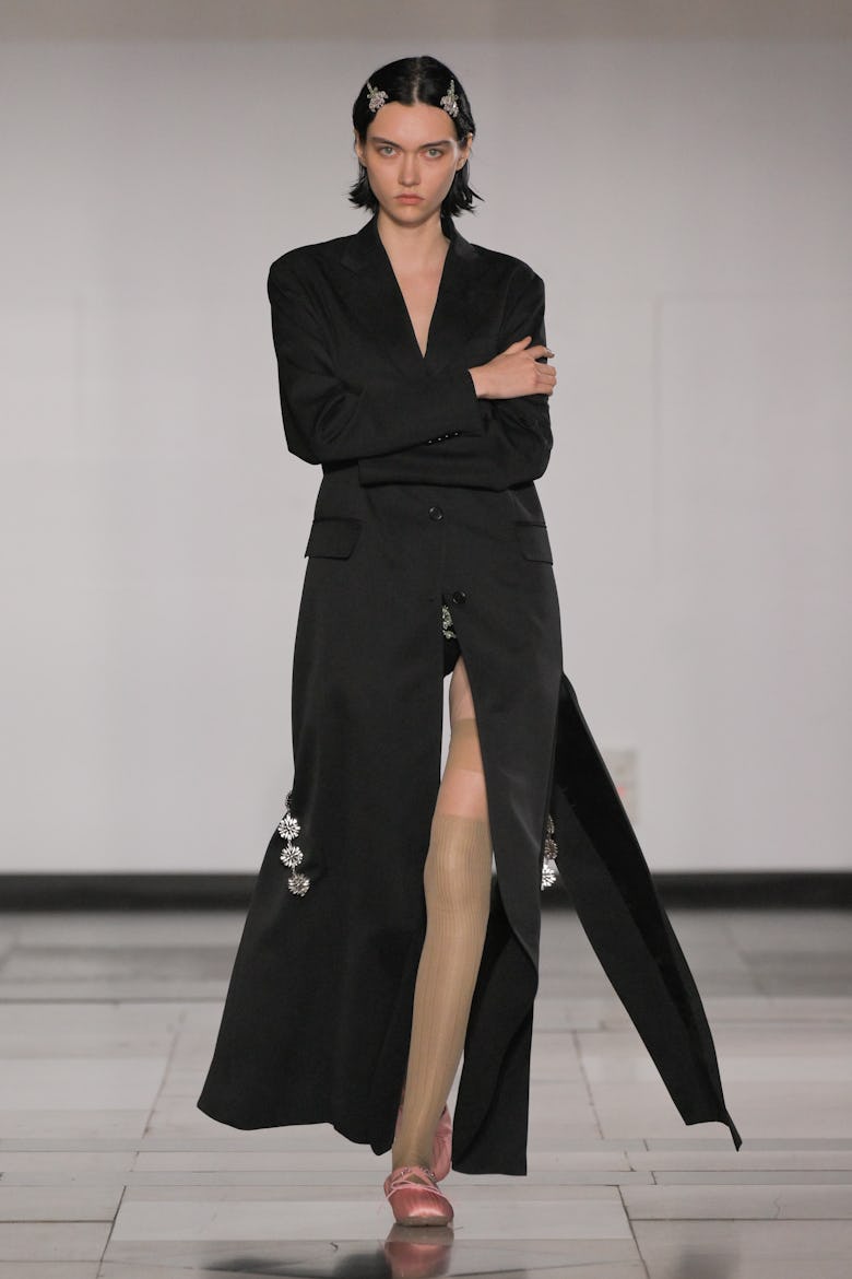 Модель идет по подиуму во время показа коллекции Simone Rocha RTW Весна 2025 в рамках показа London Ready to Wear, прошедшего в...