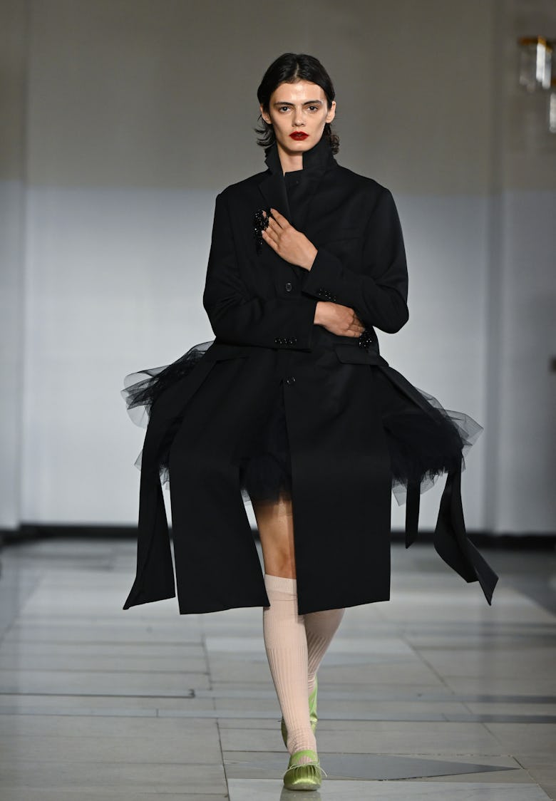 Модель идет по подиуму на показе мод Simone Rocha во время Недели моды в Лондоне, сентябрь 2024 г.