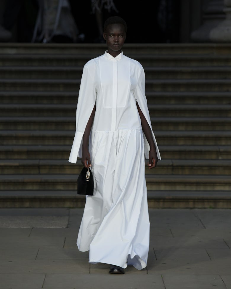 Модель представляет творение для показа коллекции ERDEM весна/лето 2025 на Лондонской выставке моды ...