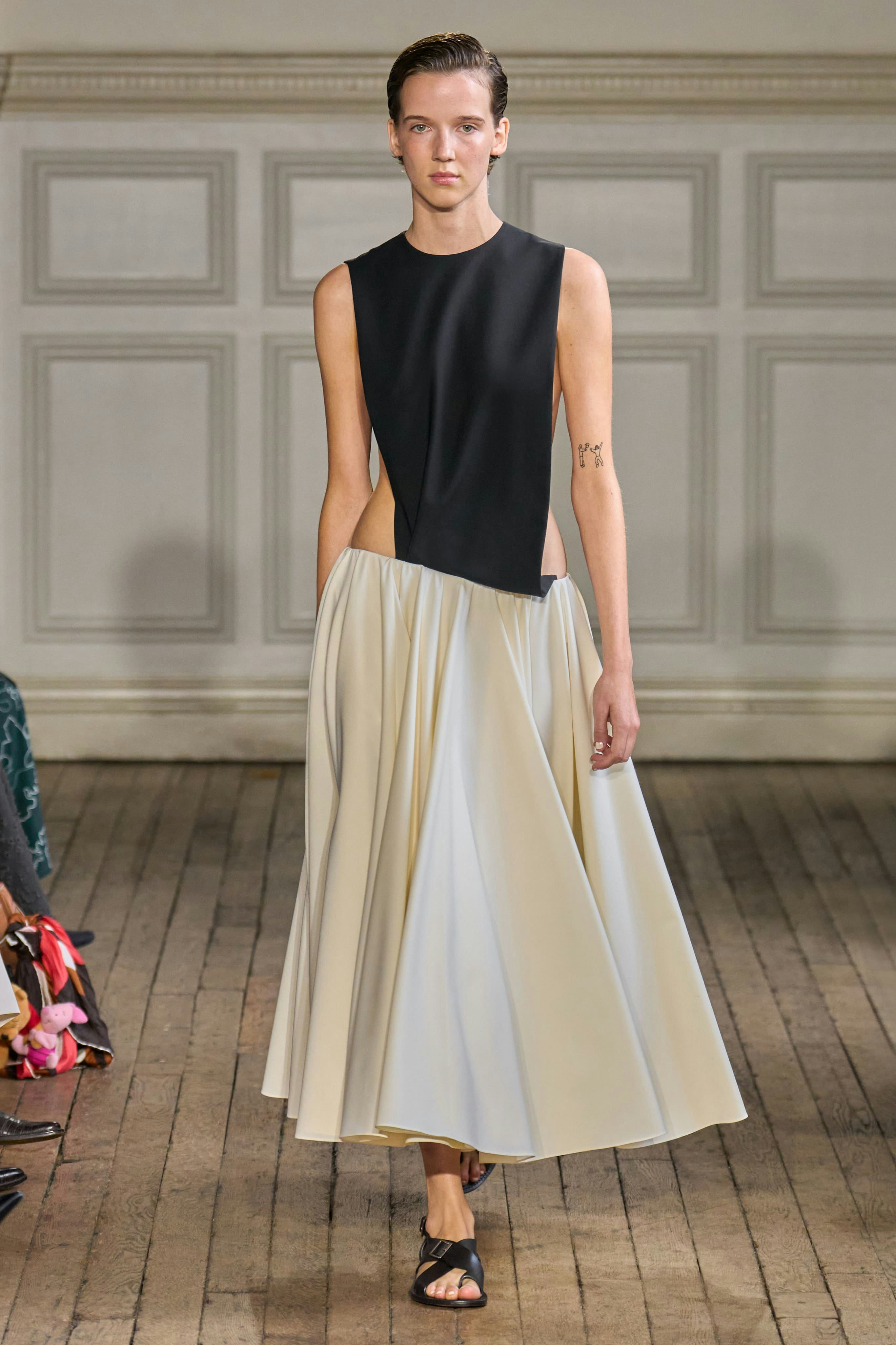 образ с показа коллекции весна-лето 2025 от emilia wickstead на неделе моды в лондоне