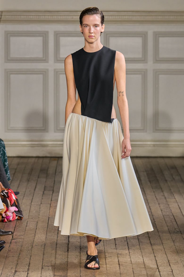 образ с показа коллекции весна-лето 2025 от emilia wickstead на неделе моды в лондоне