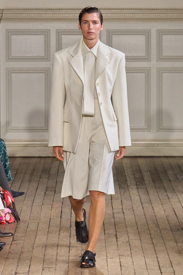 образ с показа коллекции весна-лето 2025 от emilia wickstead на неделе моды в лондоне