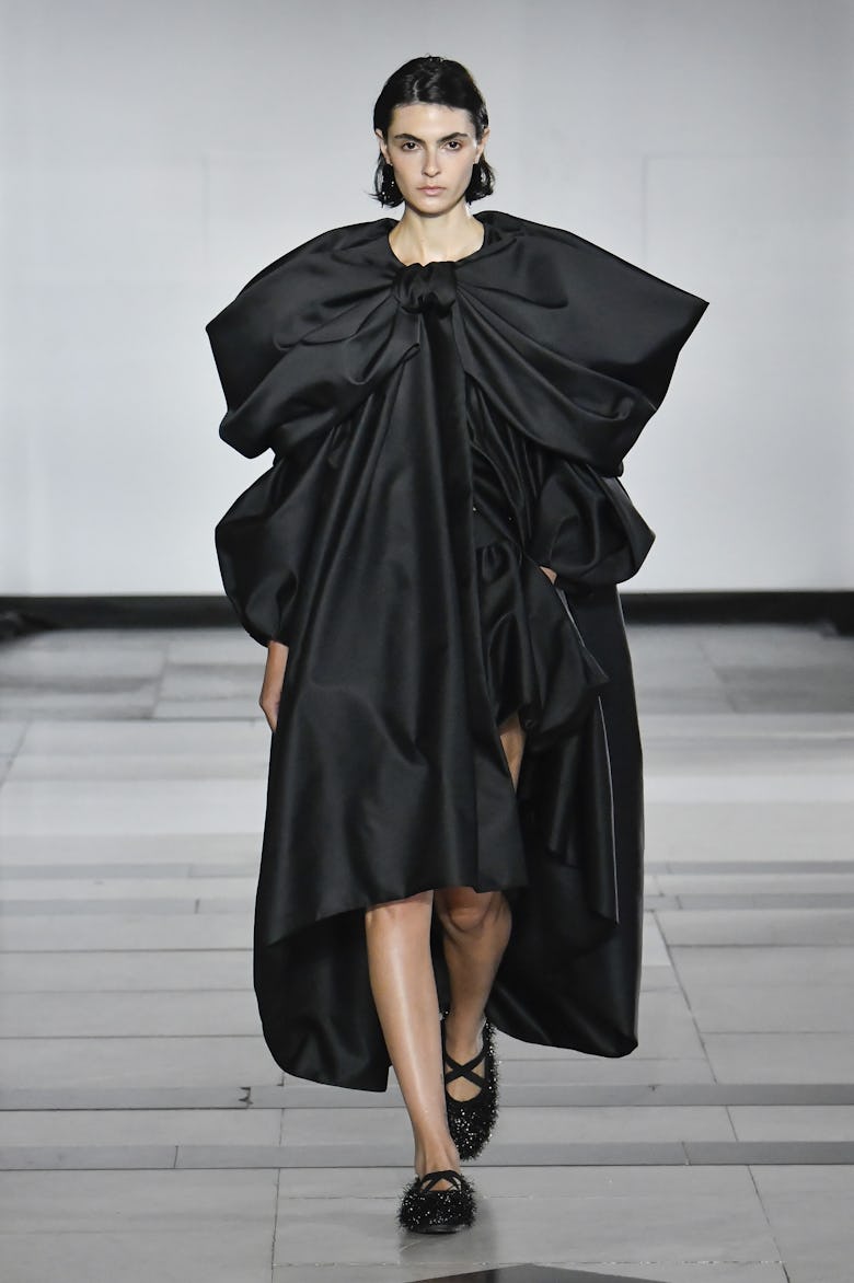 Модель идет по подиуму на показе мод Simone Rocha во время Недели моды в Лондоне, сентябрь 2024 г.