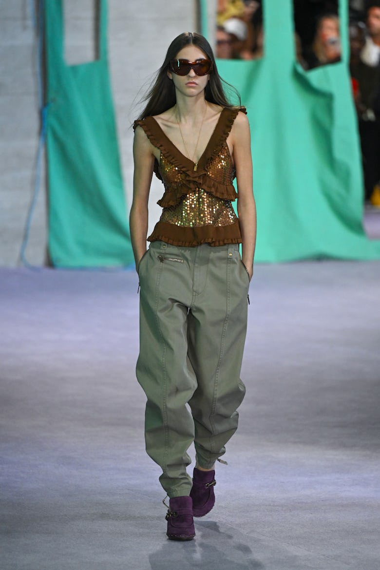 Модель на подиуме показа Burberry RTW Spring 2025 в рамках показа London Ready to Wear, прошедшего в Национальном...