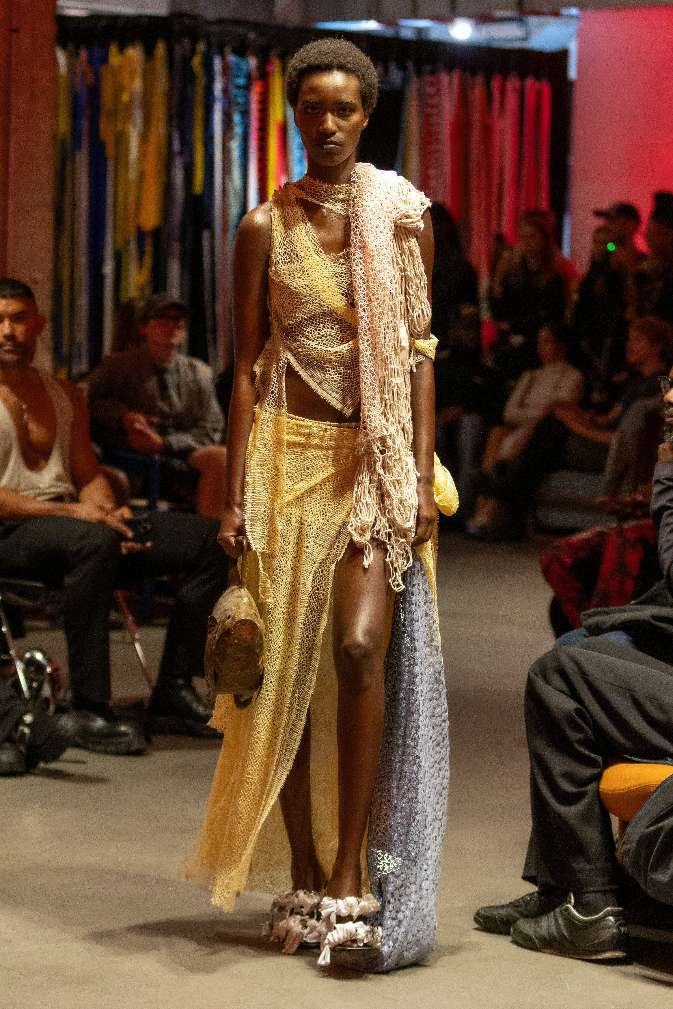 образ из весенней коллекции 2025 года Джавары Аллейн, показанной на неделе моды в Лондоне