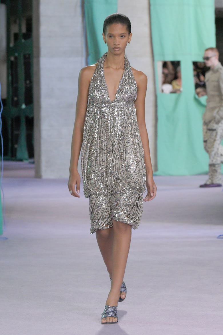 Модель на подиуме показа Burberry RTW Spring 2025 в рамках показа London Ready to Wear, прошедшего в Национальном...