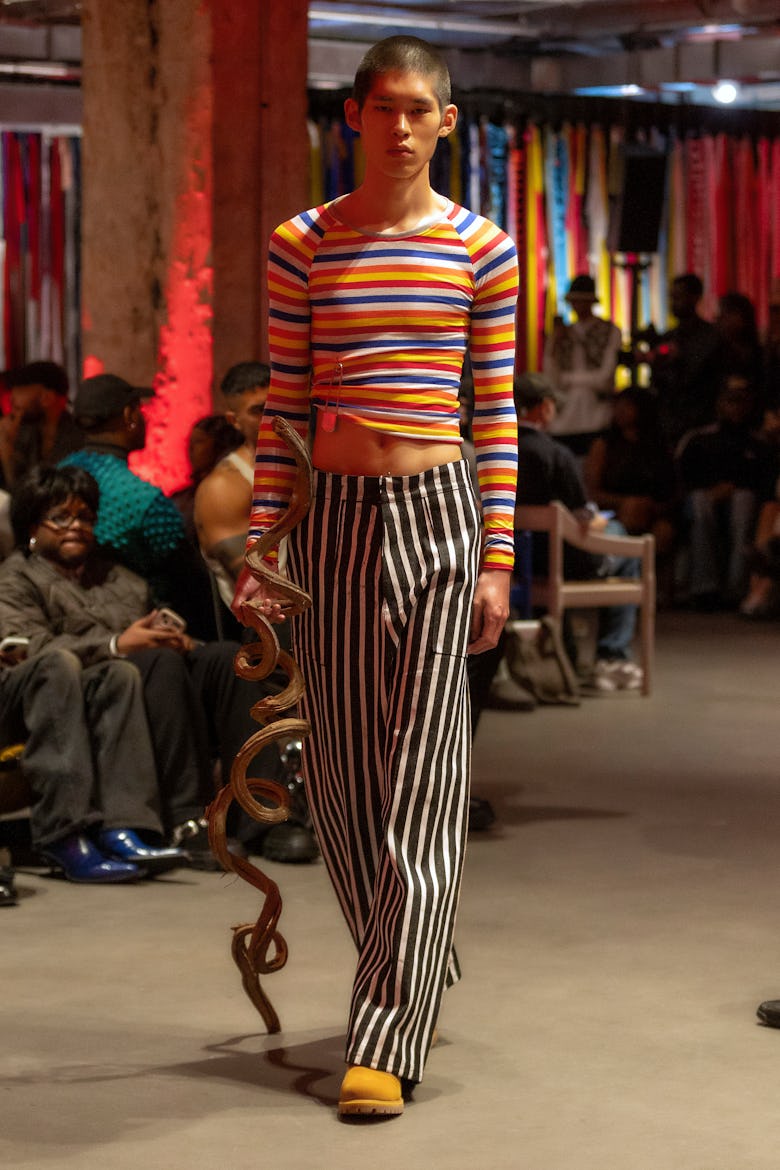 образ из весенней коллекции 2025 года Джавары Аллейн, показанной на неделе моды в Лондоне