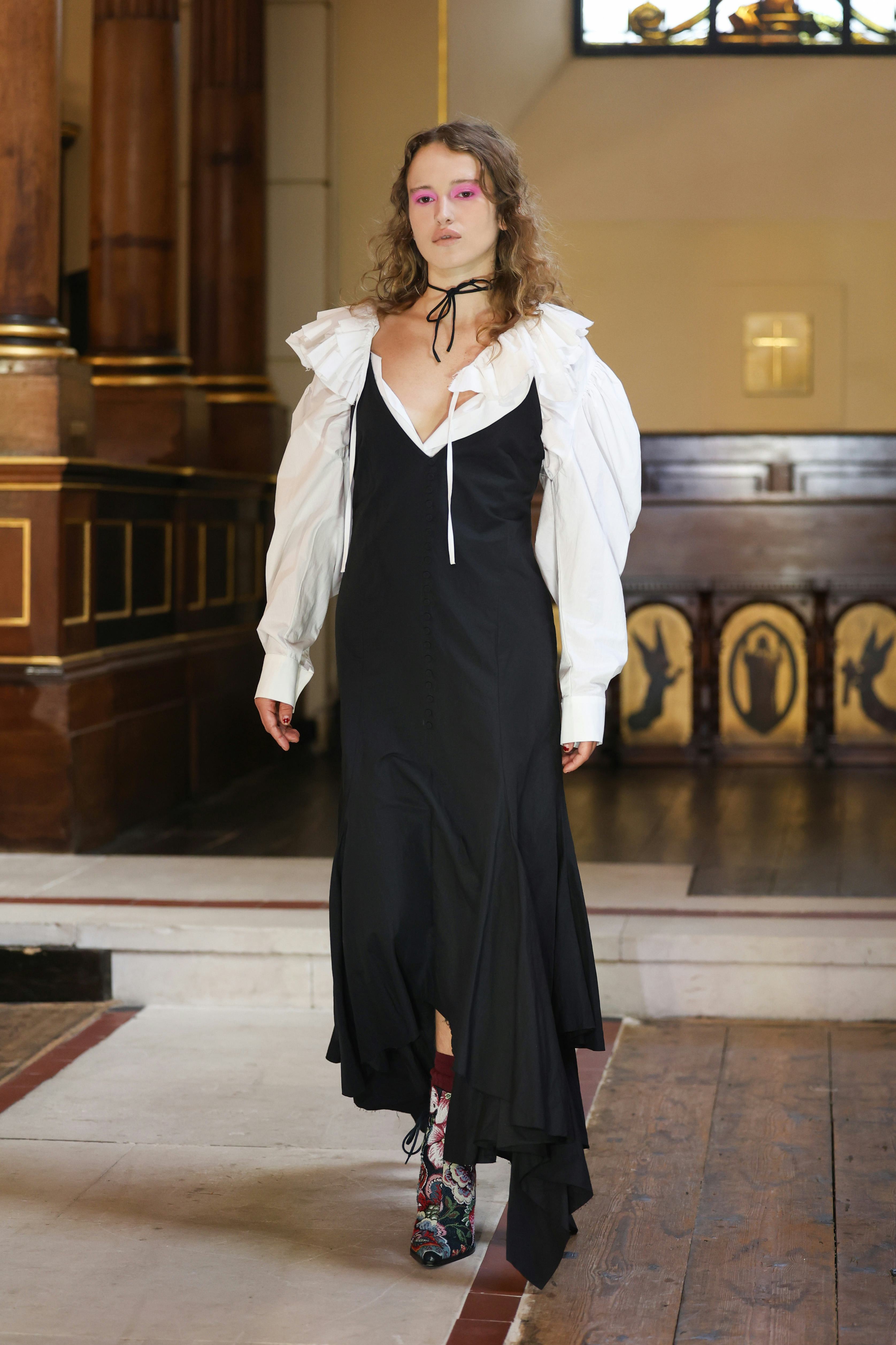 Модель идет по подиуму на показе Marques'Almeida в рамках Недели моды в Лондоне в сентябре 2024 года...