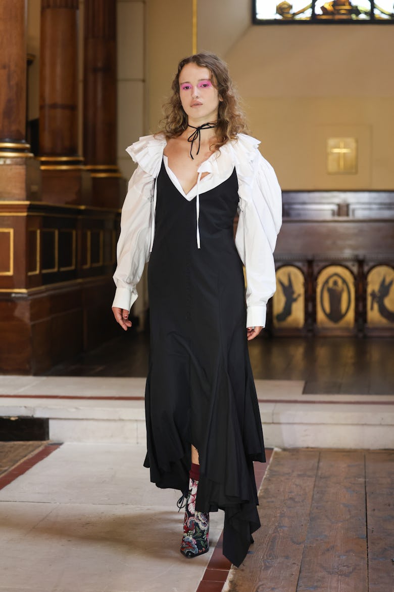 Модель идет по подиуму на показе Marques'Almeida в рамках Недели моды в Лондоне в сентябре 2024 года...