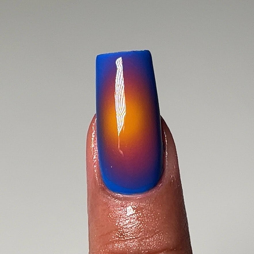 Aquarius would wear blue and orange aura nails.