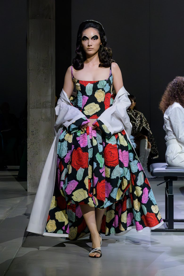 marni'nin milano moda haftasında sergilenen 2025 ilkbahar koleksiyonundan bir görünüm
