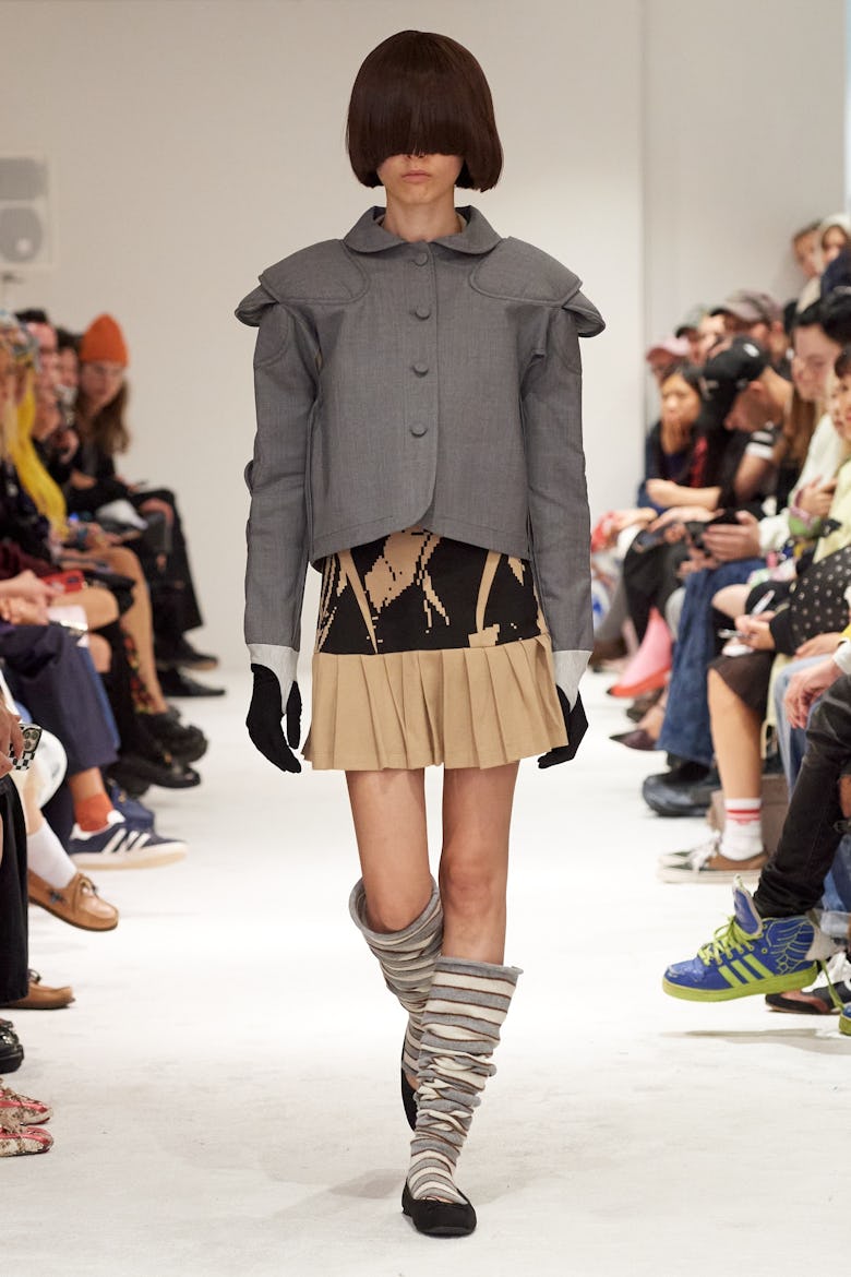 образ из весенней коллекции ashley williams 2025, показанной на лондонской неделе моды