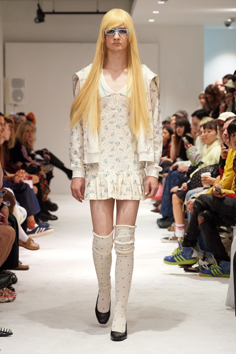 образ из весенней коллекции ashley williams 2025, показанной на лондонской неделе моды