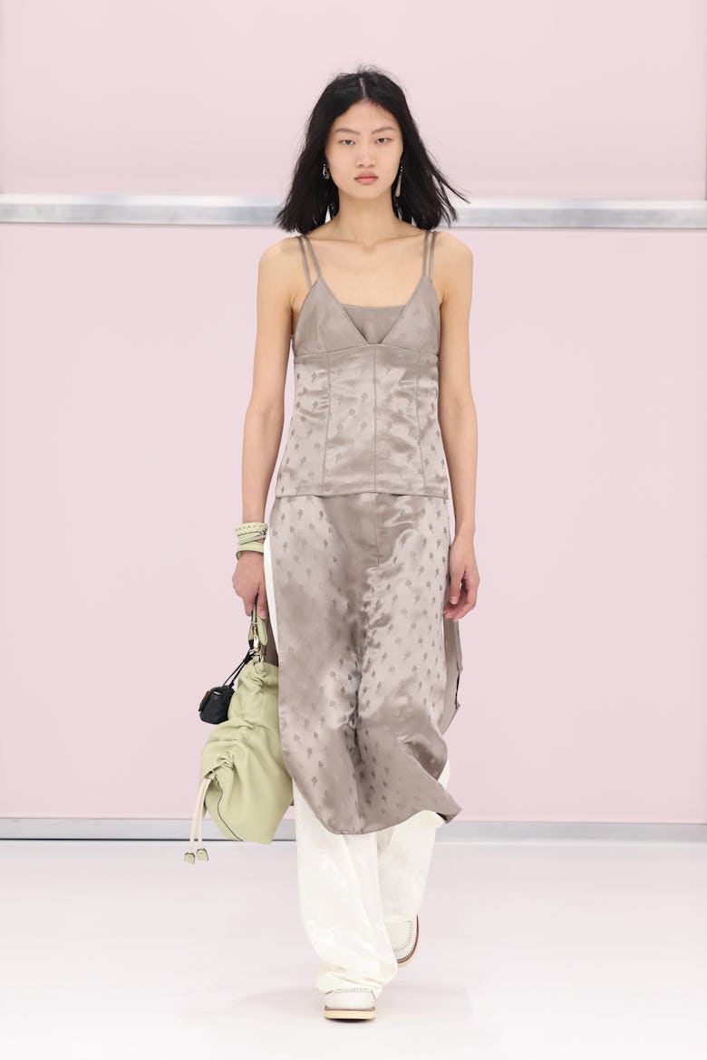 Bir model, Milano Kadın Giyim İlkbahar/Yaz 2025 kapsamında düzenlenen Fendi defilesinde podyumda yürüyor...