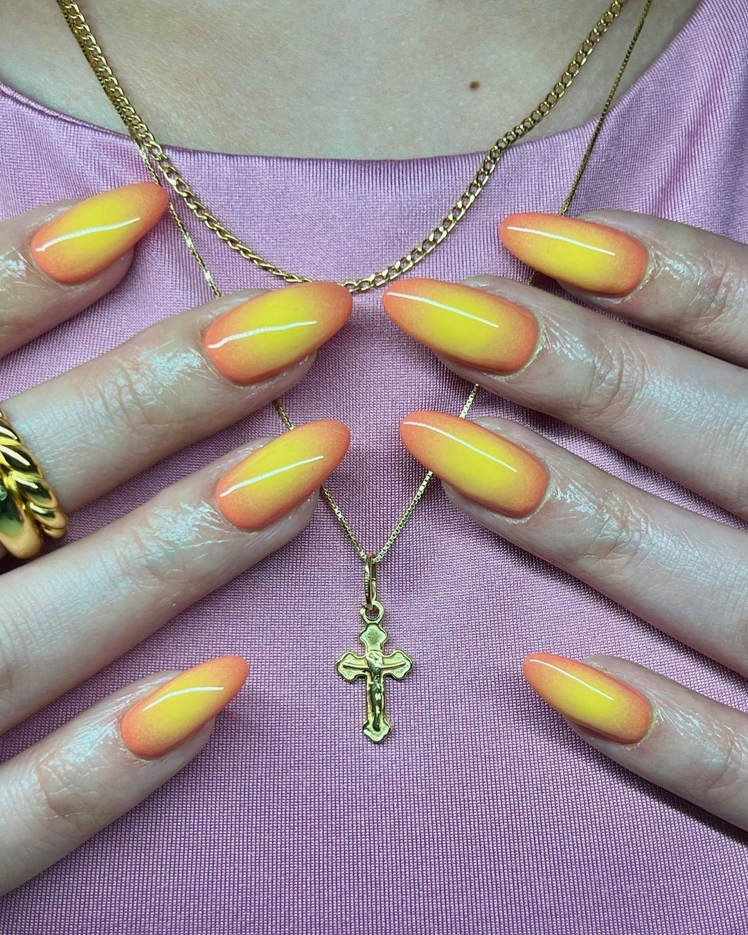 Gemini would wear yellow aura nails.