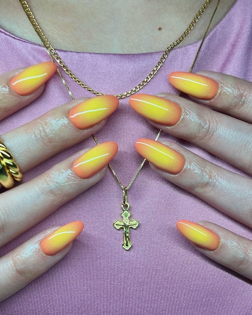Gemini would wear yellow aura nails.