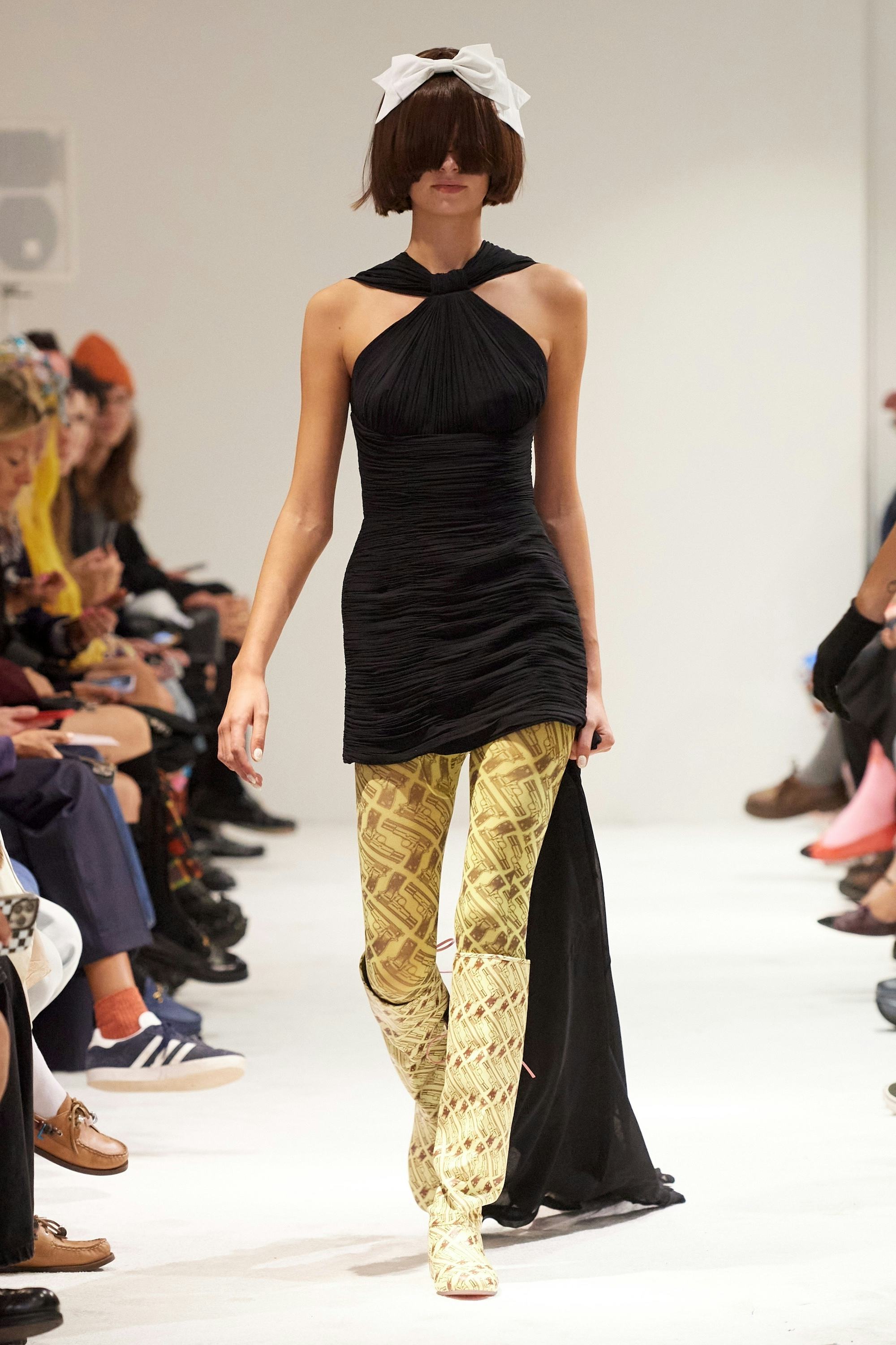 образ из весенней коллекции ashley williams 2025, показанной на лондонской неделе моды