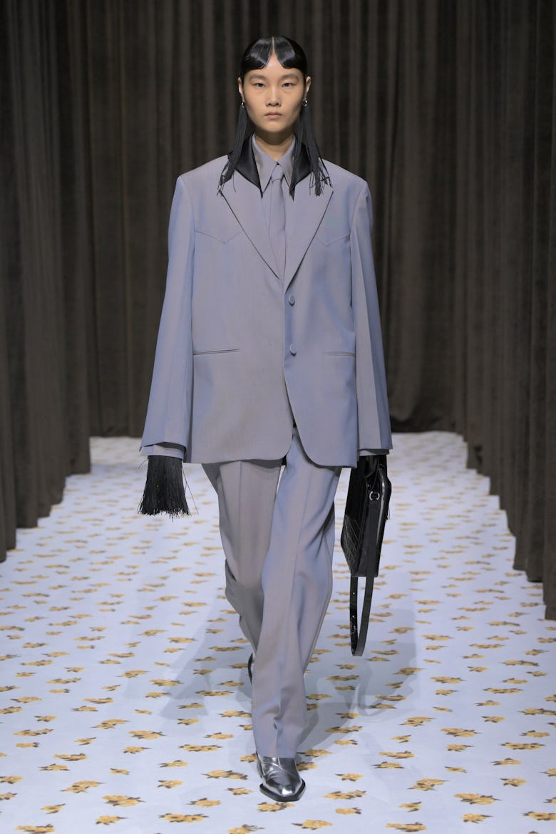 Model, Milano Hazır Giyim Moda Haftası kapsamında Eylül ayında düzenlenen Jil Sander RTW İlkbahar 2025 defilesinde podyumda...