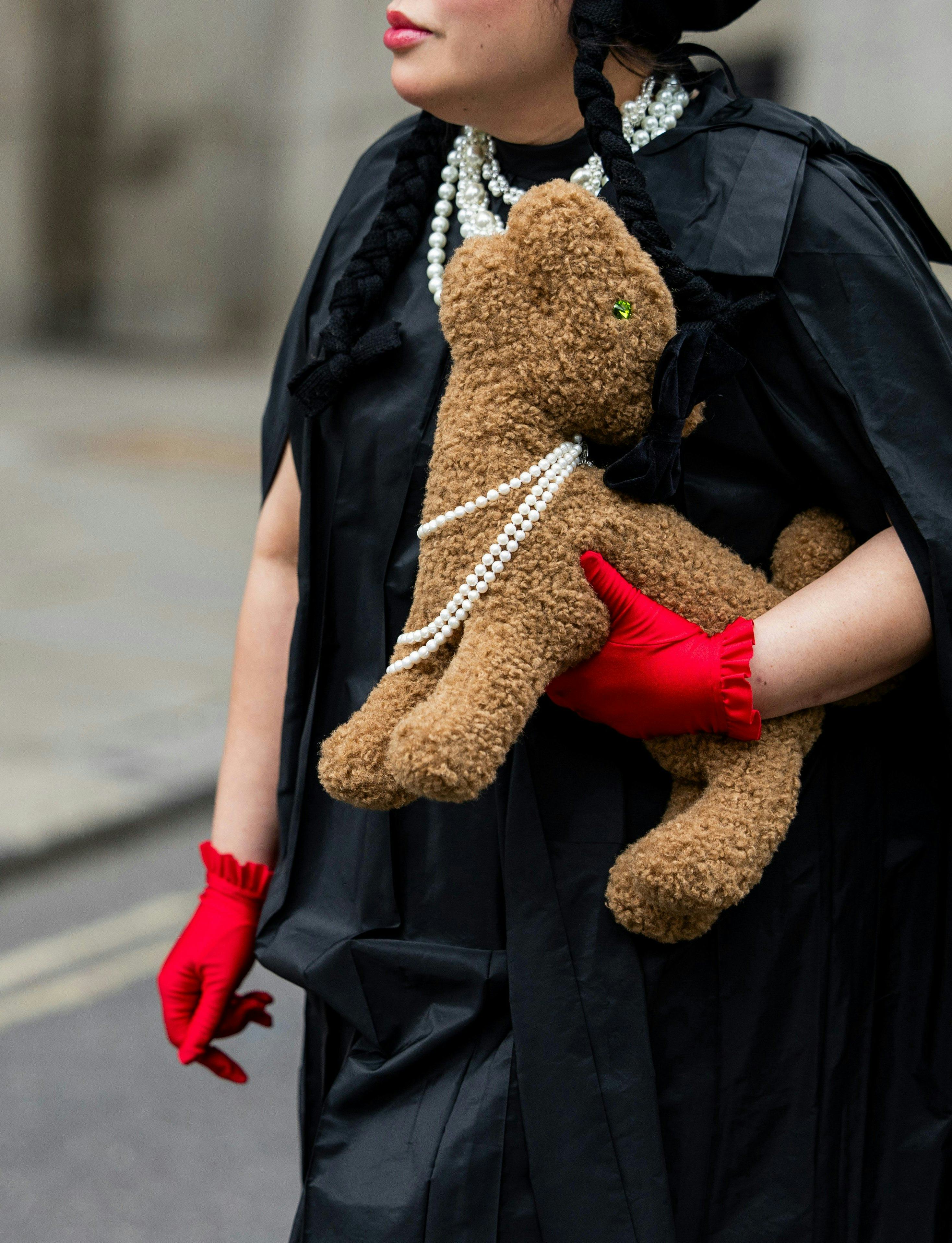 LONDON, ENGLAND - SEPTEMBER 15: A guest wears stuffed animal dog bag outside Simone Rocha during Lon&hellip;